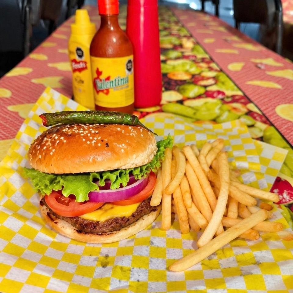 Hamburguesa Sencilla con 1/2 Orden de Papas