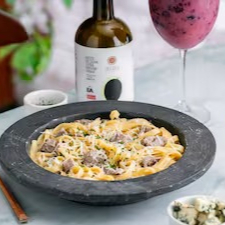 (Penne ou Fettuccine) cubos de filé mignon e molho de queijo gorgonzola.