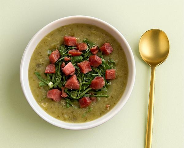 Queridinho por aqui, o Caldo Verde é uma das nossas estrelas principais, preparado com uma receita deliciosa!
Feito com água, batata inglesa, couve manteiga, panceta, linguiça calabresa, alho-poró, cebola branca, sal refinado, alho e óleo de milho.
Não contém lactose
Não contém glúten
*Nenhum ingrediente pode ser alterado.
400ml