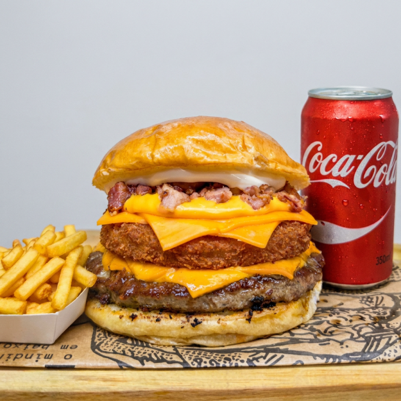 Um dos lanches mais vendidos da casa, agora acompanha fritas e coca lata, se tornando um dos combos queridinho da casa.
