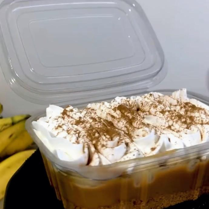 Farofinha de biscoito maizena, uma camada de doce de leite caseiro, pedaços de banana. Finalizado com um chantininho cremoso e pitadas de canela.