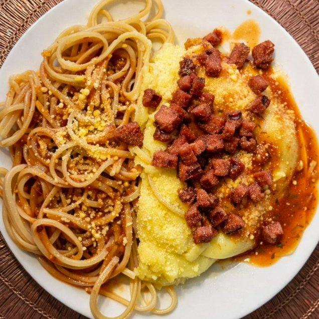 Esse prato acompanha uma deliciosa parmegiana de frango com pedaços de calabresa picadas junto do seu espaguete com nosso molho da casa , purê de batatas, uma delicia. Aproveite