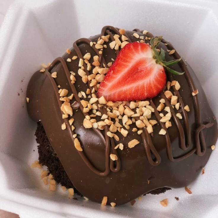 Massa de chocolate 50% cacau, cobertura de creme de chocolate, amendoim e morango. Um explosão de sabor!