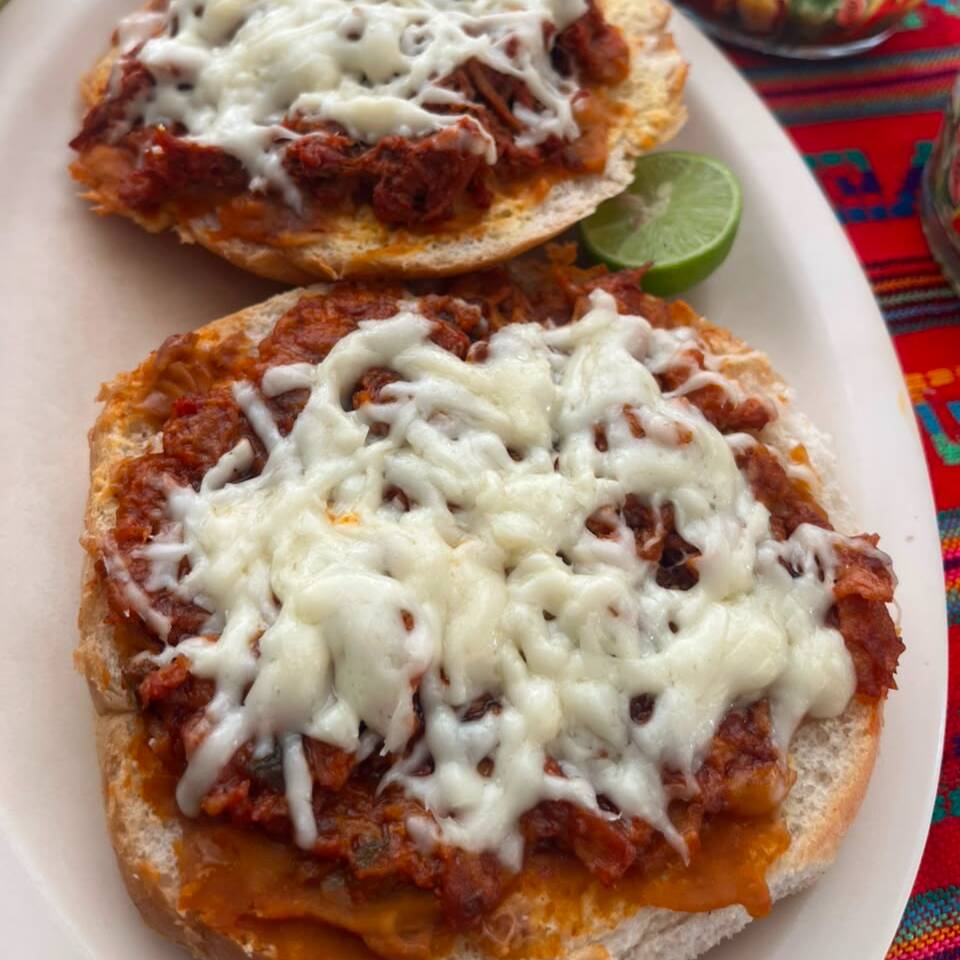 Molletes de Frijoles