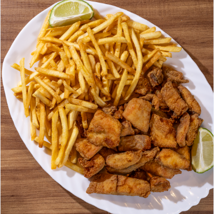 Deliciosa porção com 450gr de tilápia frita com um tempero especial acompanhada com 400gr de fritas e limão.