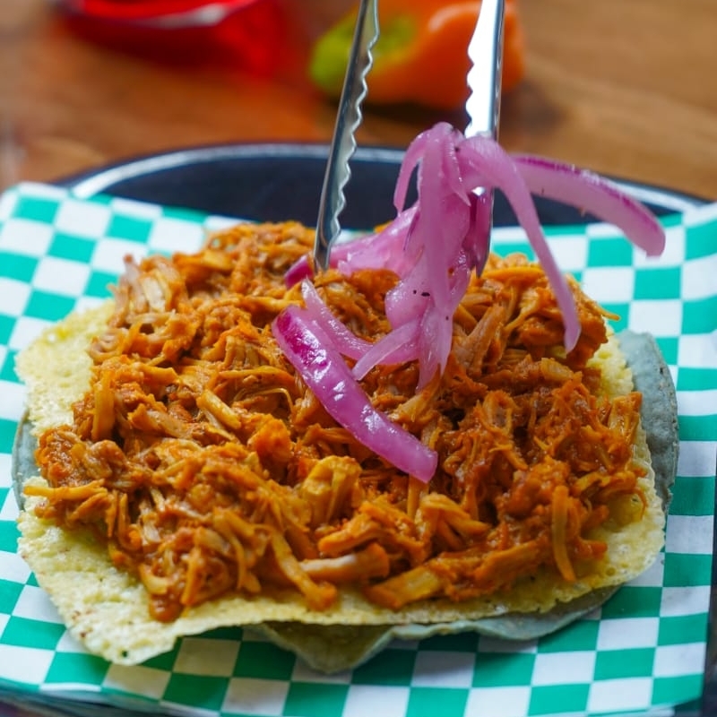 Tostada de cochinita Pibil con Queso