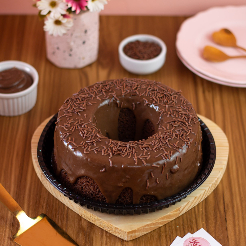 Nossos bolos caseiros têm 19cm de diâmetro: maiores que os de padaria e um pouco menores que os de vó.
Servem de 6 a 8 fatias médias, sendo perfeitos para até 6 pessoas aproveitarem bem. Esse sabor é de massa fofinha de chocolate com cobertura de brigadeiro 50% cacau.