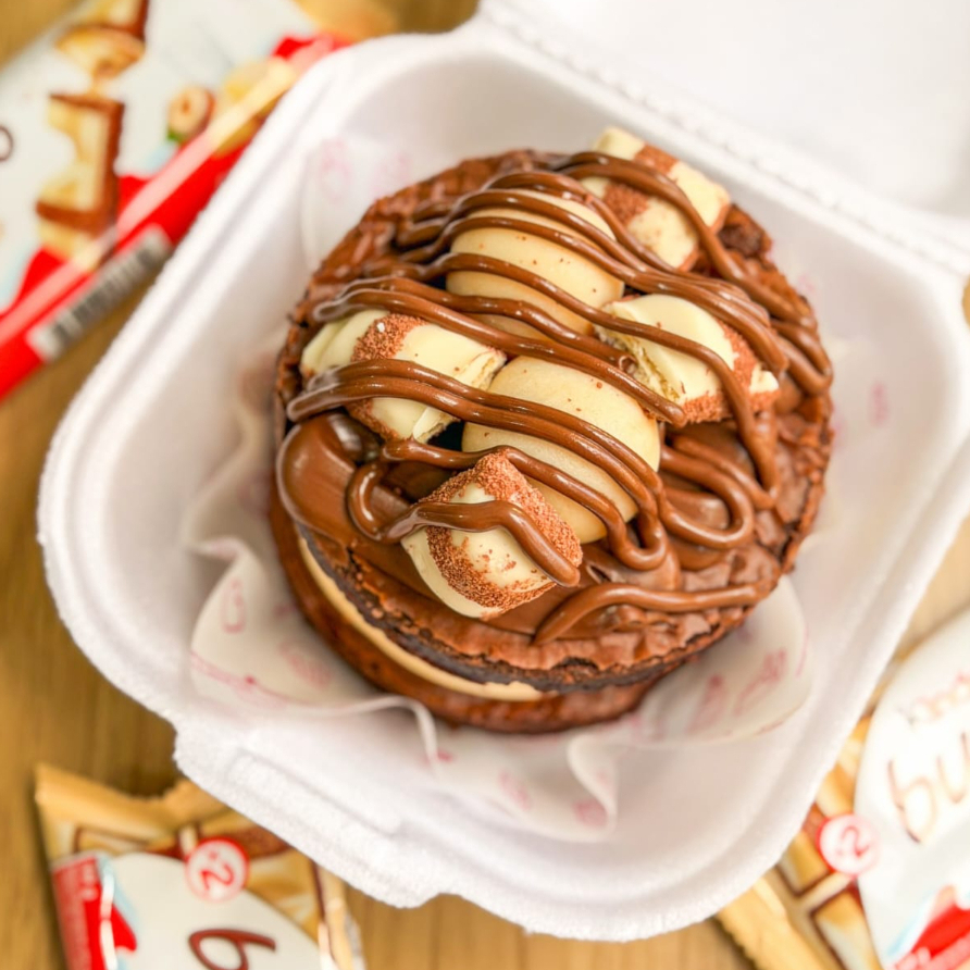 Camada de creme de ninho, brigadeiro 50% cacau finalizado com kinder bueno e nutella.