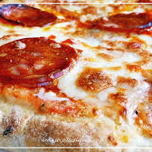 🍅 Molho Rufu’s, 🧀 muçarela premium, pepperoni italiano com páprica, 🌶️ jalapeño fatiado, 🍯 mel picante e orégano. Ardida, ousada e viciante.