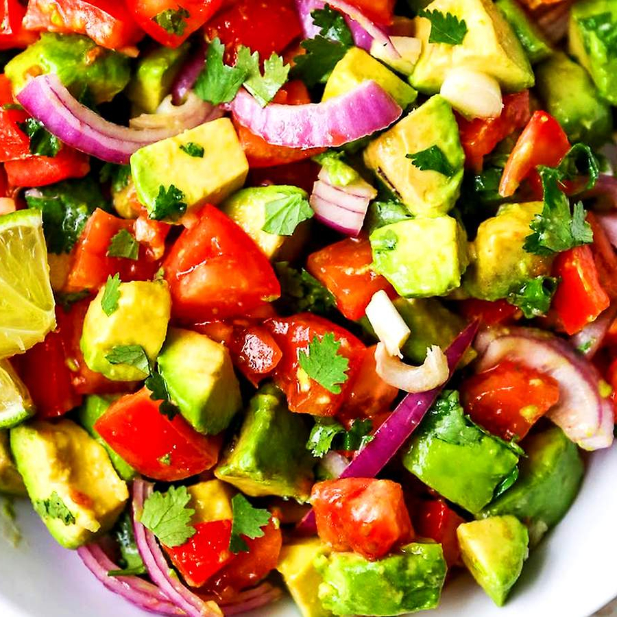 Abacate em cubos, Cebola roxa, Tomate cereja, Suco de limão, Coentro, Cheiro verde, Folhas de Alface, Gergelim preto torrado.