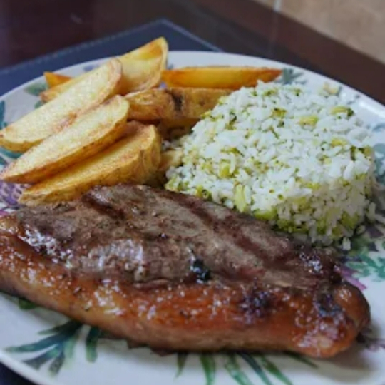 250g de Chorizo Angus, arroz de brócolis e batata rústica.