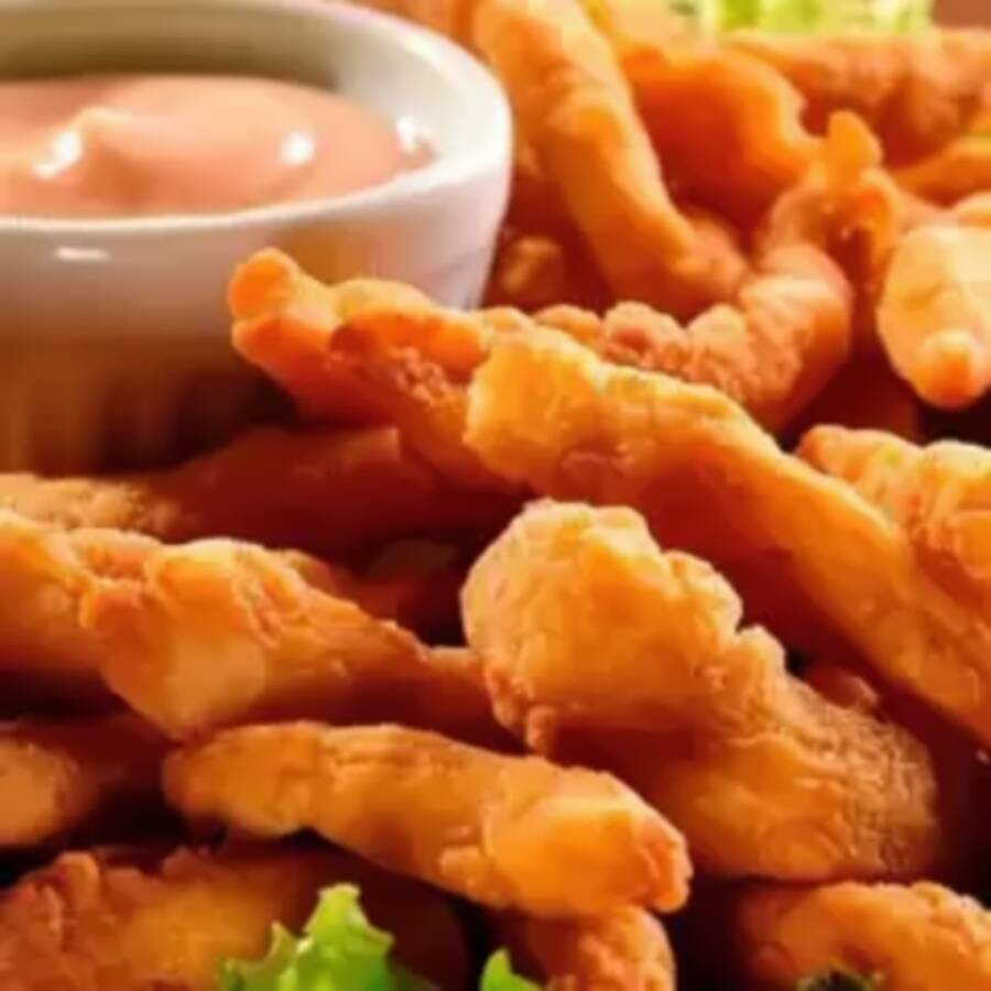 Iscas de frango à milanesa com molho barbecue, rosê e mostarda