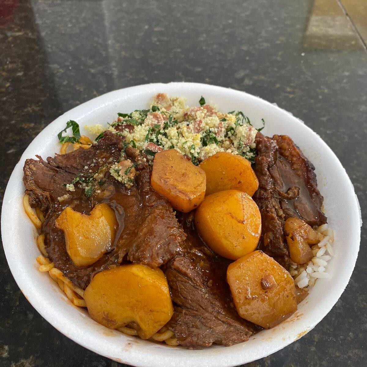 Carne assada com molho e batatas cozidas acompanhado de arroz branco soltinho, feijão, macarrão e farofa.