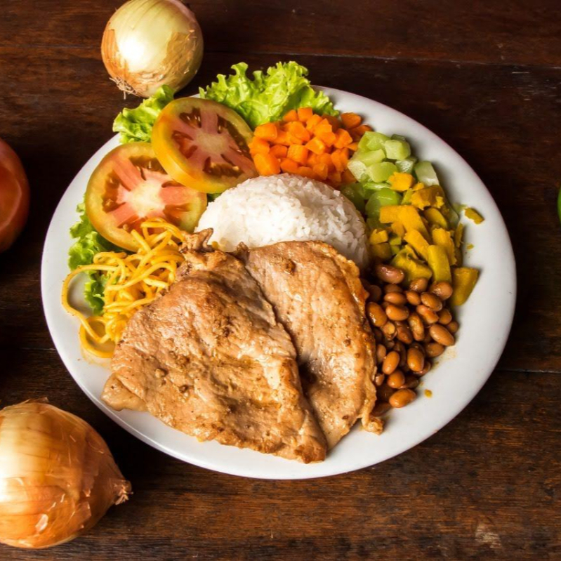 Arroz, Feijao, Macarrão, Farofa, salada e bife de Porco ( caso queira frango deixar na descrição porfavor )