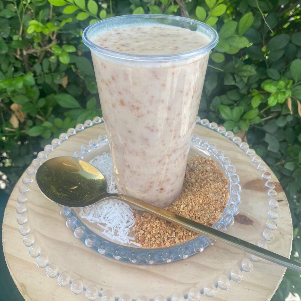 Deliciosa canjica bem cremosa composta por leite integral, leite de coco, leite condensado e creme de leite. Finalizada com coco em flocos e amendoim. 300 m
