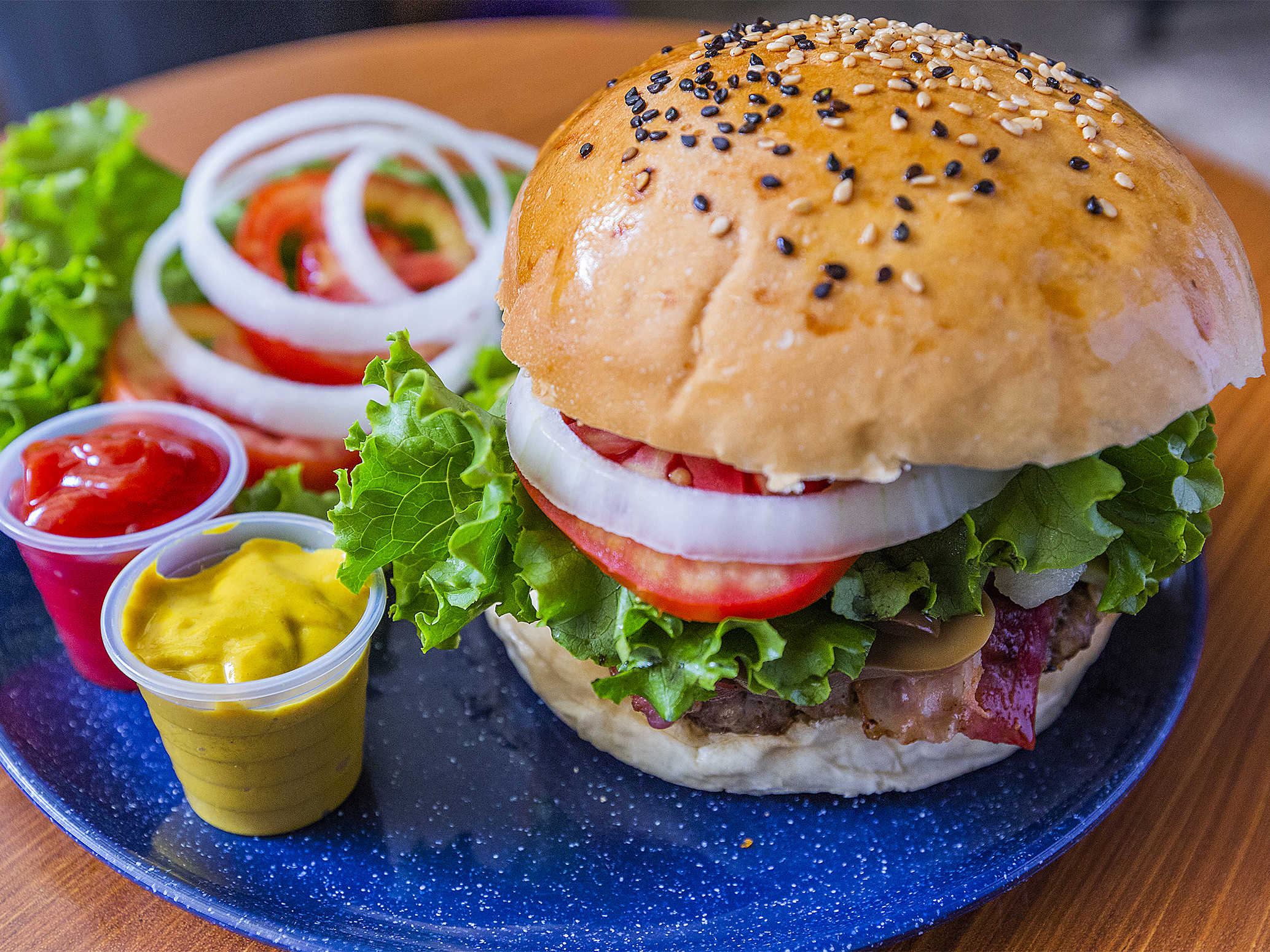 Hamburguesa con Tocino + Papas + Agua del Día