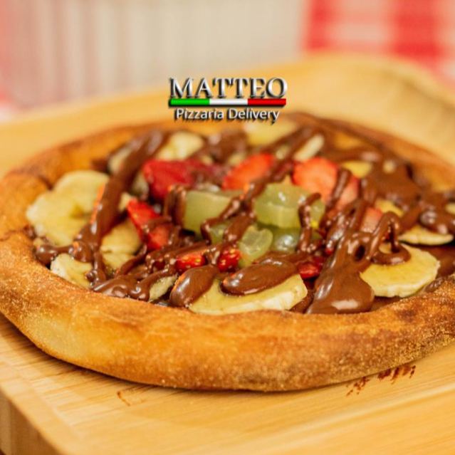 Morangos em pedaços, uva, banana e chocolate ao leite