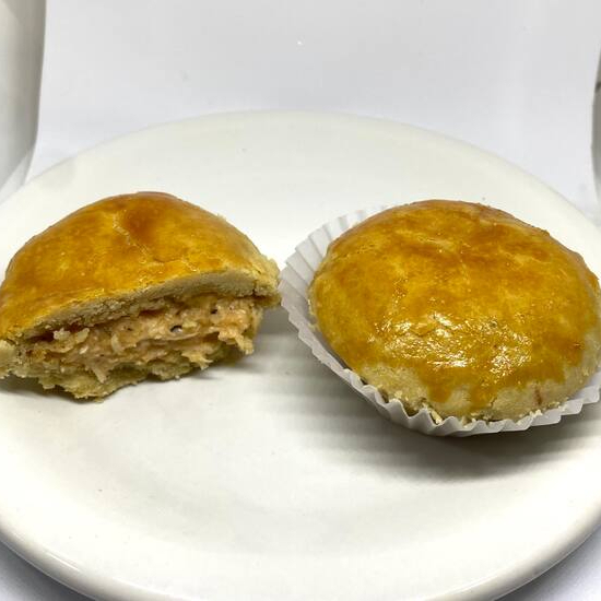 A nossa Empada Artesanal de Frango é a combinação perfeita, envoltos numa massa crocante e delicada que derrete na boca. Ideal para qualquer hora do Dia, seja no lanche da tarde, no almoço ou até mesmo para uma refeição rápida e saborosa! Experimente agora a Empada de Frango e descubra o prazer de saborear o melhor da culinária caseira com um toque especial de carinho e sabor!