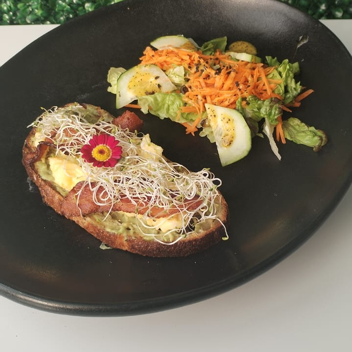 Avo Toast de Buebito y Tocino