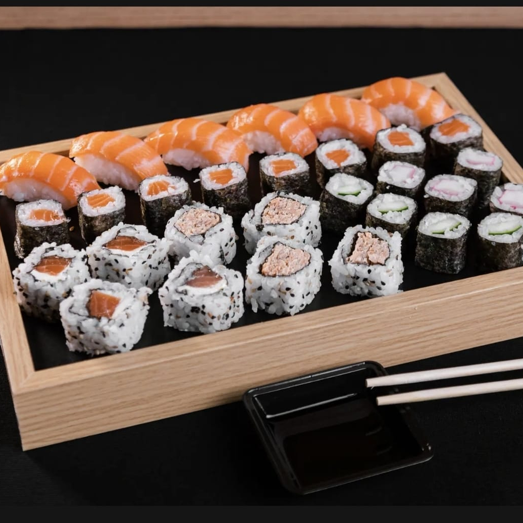 8 hossomaki salmão, 6 niguiri salmão, 4 hossomaki kani, 4 hossomaki pepino, 4 uramaki philadelfia e 4 uramaki skin. Não acompanha shoyu, tarê e wassabi.