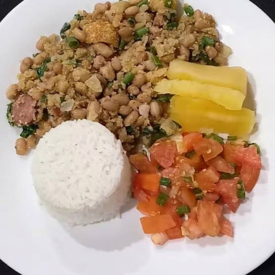 Nossa jantinha acompanha arroz branco, feijão tropeiro especial da casa, vinagrete e mandioca cozidinha. Aproximadamente 650g.