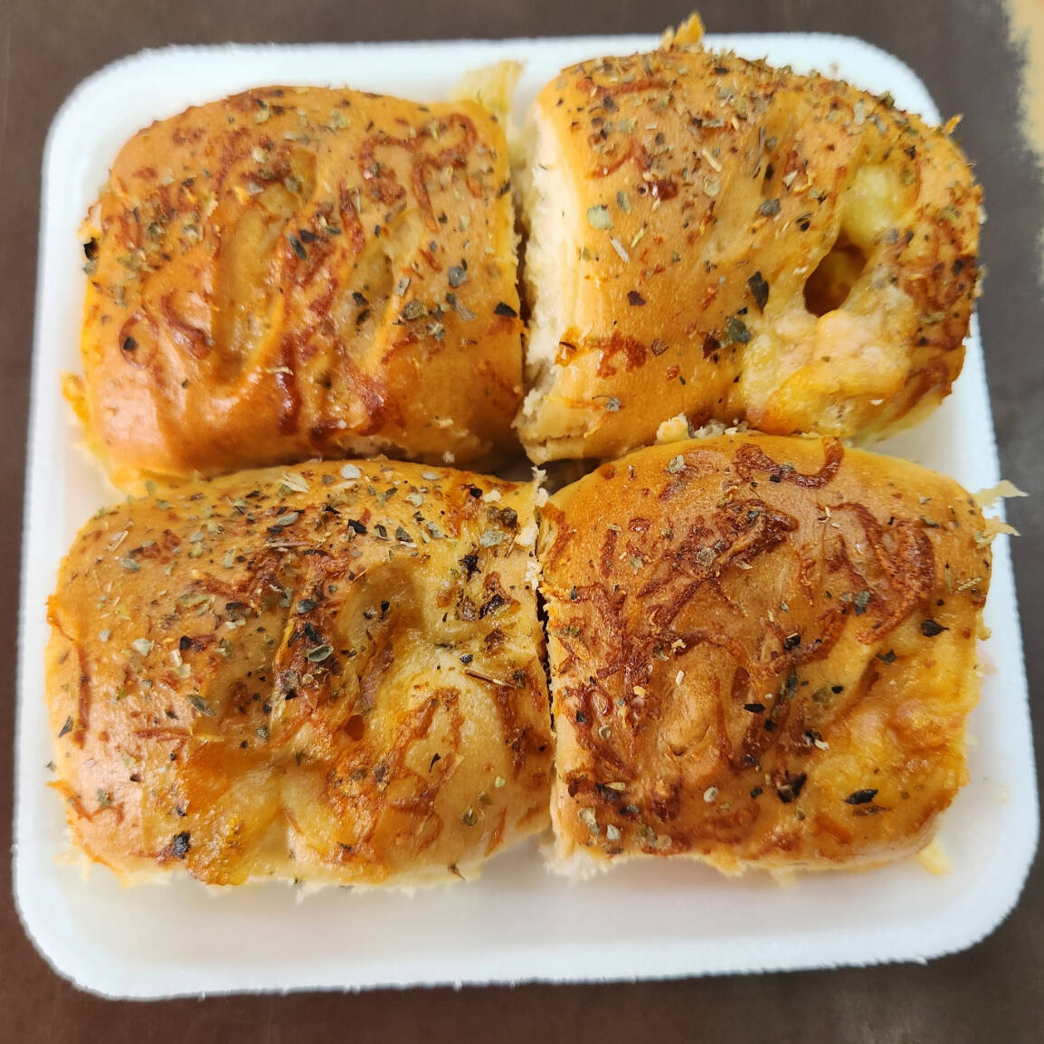 Massa de pão semi doce recheado com presunto e queijo.4 unidades de 35 gramas cada. Um lanche delicioso!