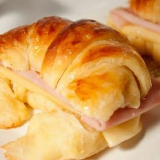 Medialunas de Jamón y Queso