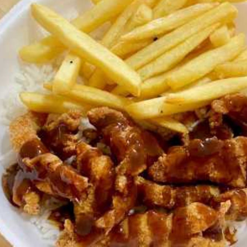 DELICIOSO FILE DE FRANGO GRELHADO EM CUBOS AO MOLHO BARBECUE COM ARROZ E BATATA FRITA