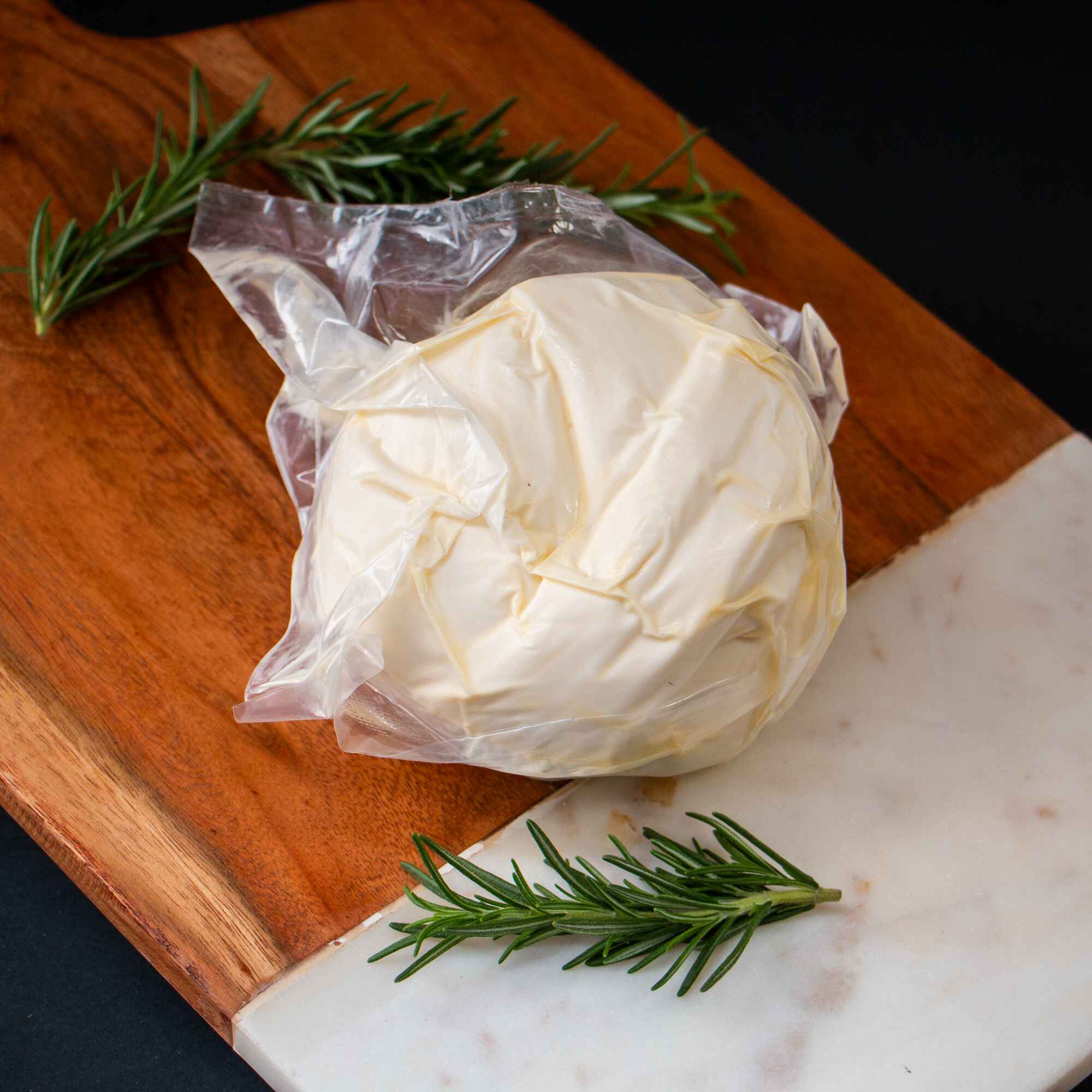 Queso Fresco, Asadero, Hebra, Manchego ($210) pza
