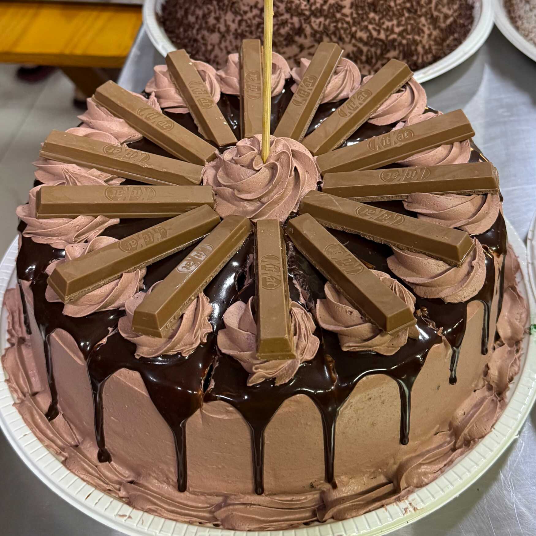 Massa de chocolate fofinha, recheada com brigadeiro de chocolate cremoso e pedaços de Kit Kat.