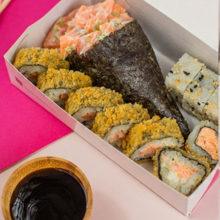1 Temaki Filadélfia, 5 Uramaki de salmão grelhado e 6 deliciosos Hots Filadélfia.