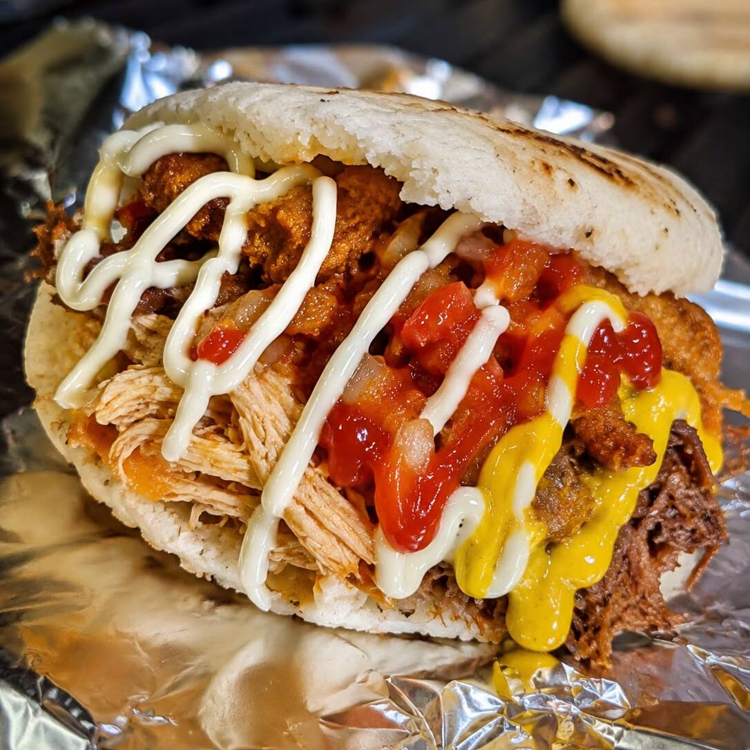 Arepa con Todo más Jamón y Queso