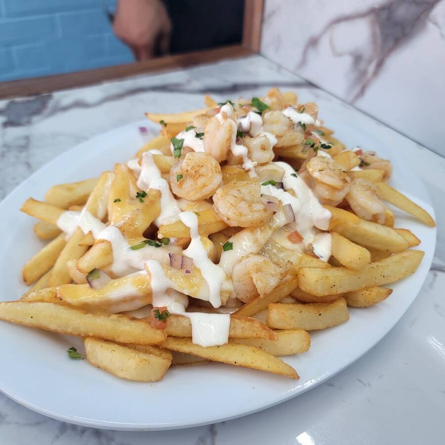 Papas Fritas con Camarón al Grill