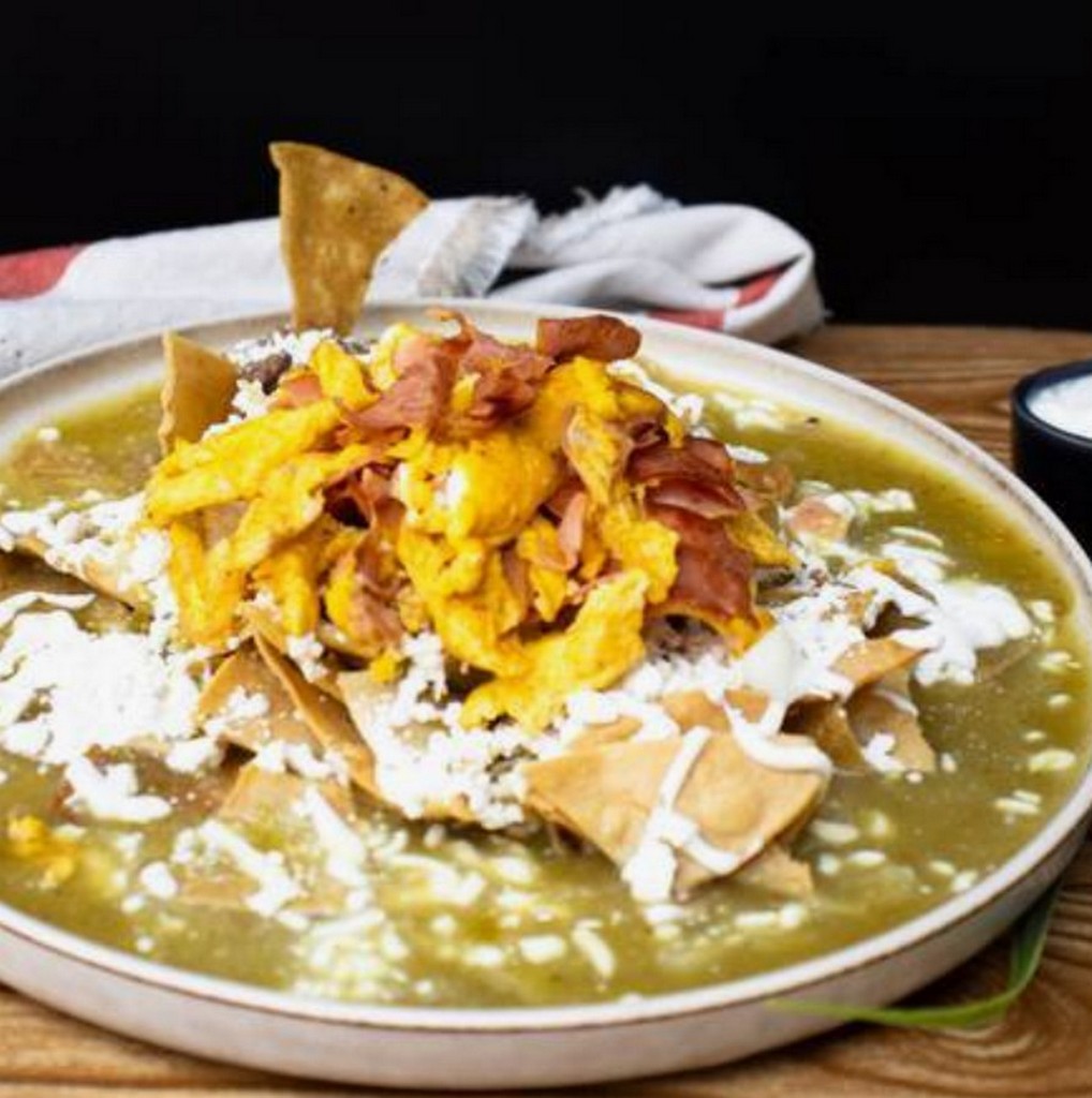 Chilaquiles con Huevo al Gusto y Frijoles.