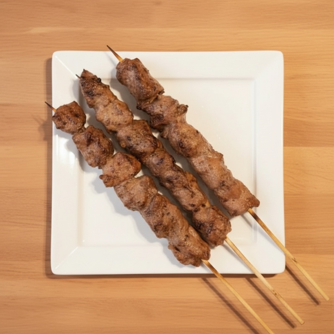 Costelinha suína suculenta e bem temperada, grelhada até o ponto perfeito para garantir sabor e maciez em cada mordida. Acompanha farofinha e chimichurri (cortesia, porção proporcional ao pedido). Uma delícia irresistível para completar o seu churrasco!