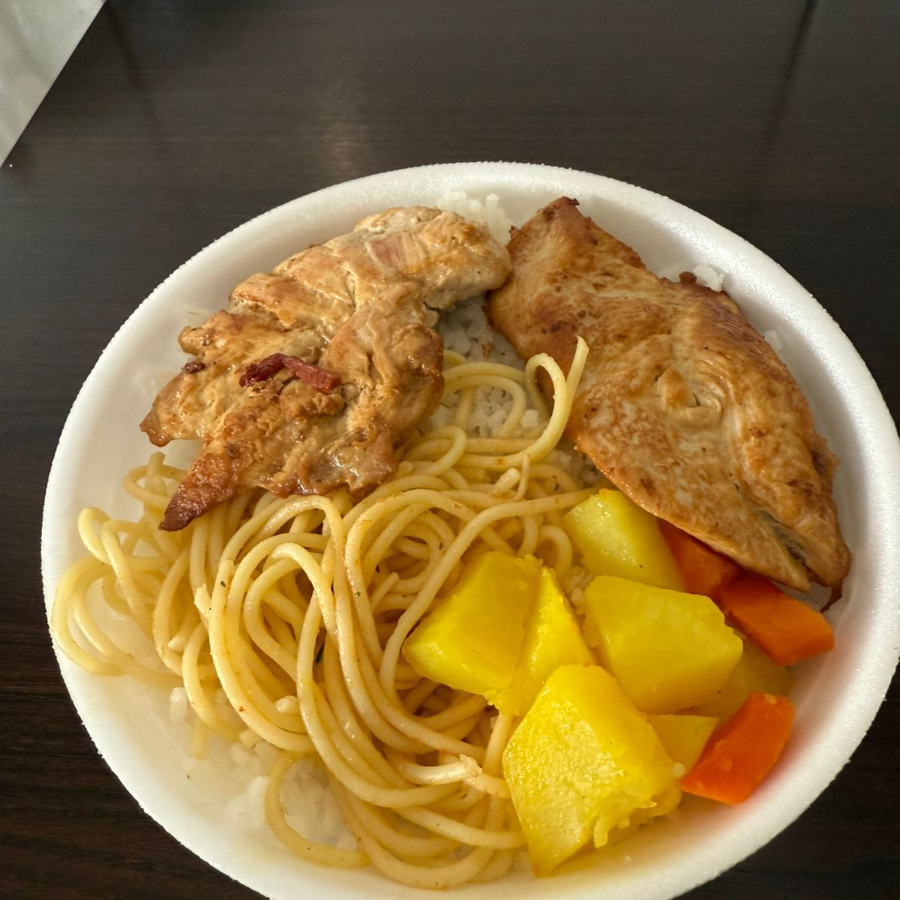 Arroz, feijão, macarrão, salada e file de frango na chapa. Comida caseira de mãe nordestina!