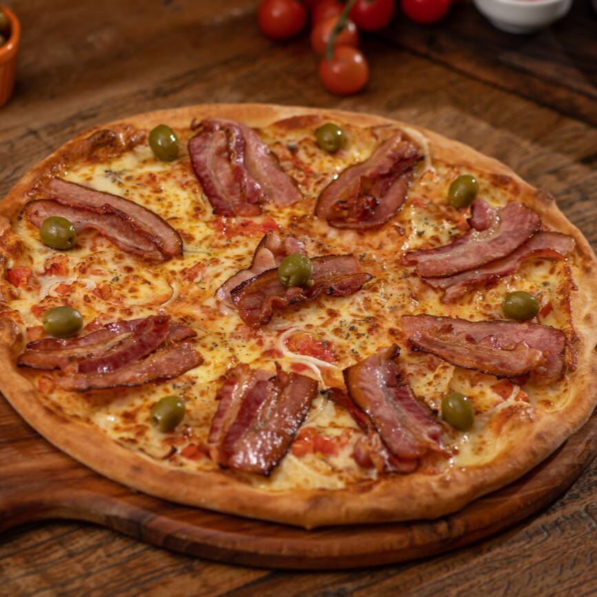 Molho de tomate Italiano, tomate em cubos, cebola, muçarela, bacon premium, orégano e azeitonas verdes sem caroço.