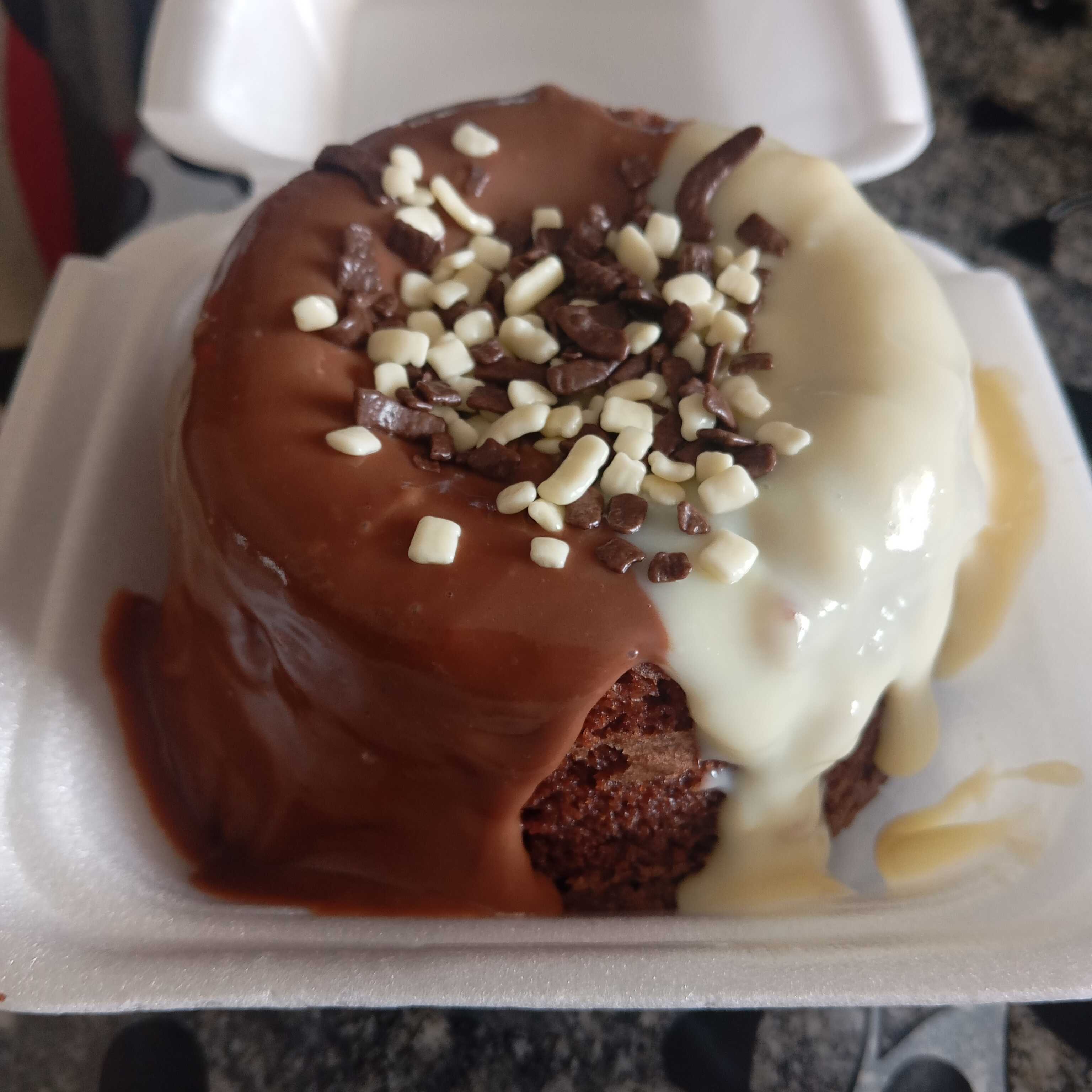 Massa de chocolate com cobertura de brigadeiro de chocolate e brigadeiro de ninho.