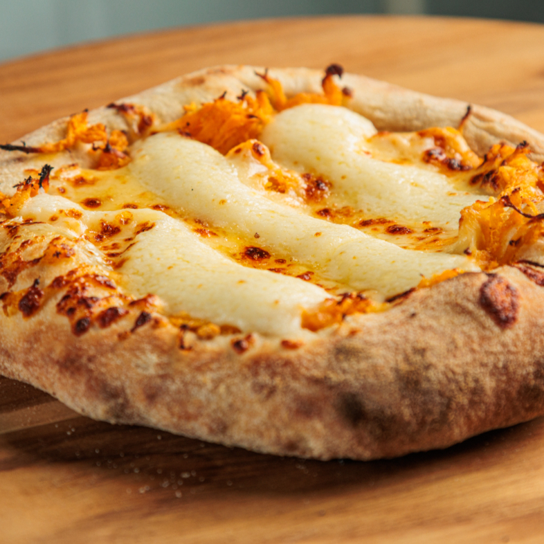 Esfirra Franco Catupiry Massa leve e macia, recheada com carne moída temperada na medida certa e muito Catupiry cremoso.