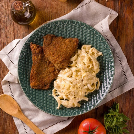 Talharim cremoso ao molho Alfredo, acompanhado de bife à milanesa crocante e suculento. Uma combinação que une cremosidade e crocância para um almoço perfeito. (*) Não fazemos alterações!