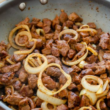 Arroz, feijão, fritas e farofa temperada