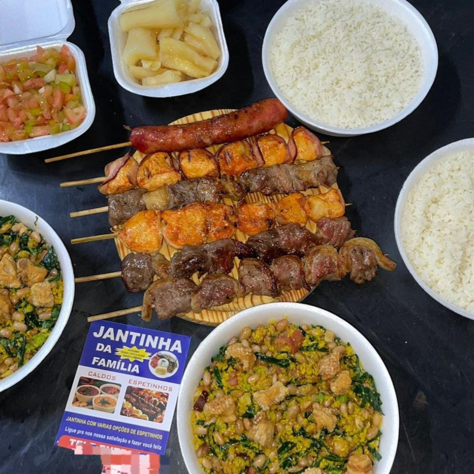 Neste combo vai: 2 Marmitex de arroz, 2 Marmitex de Feijão Tropeiro, 1 Mandioca Mini, 1 Vinagrete Mini e 6 Espetinhos (2 Contra Filé, 2 Frango Com Bacon, 1 Linguiça Suína e 1 Picanha Montada)