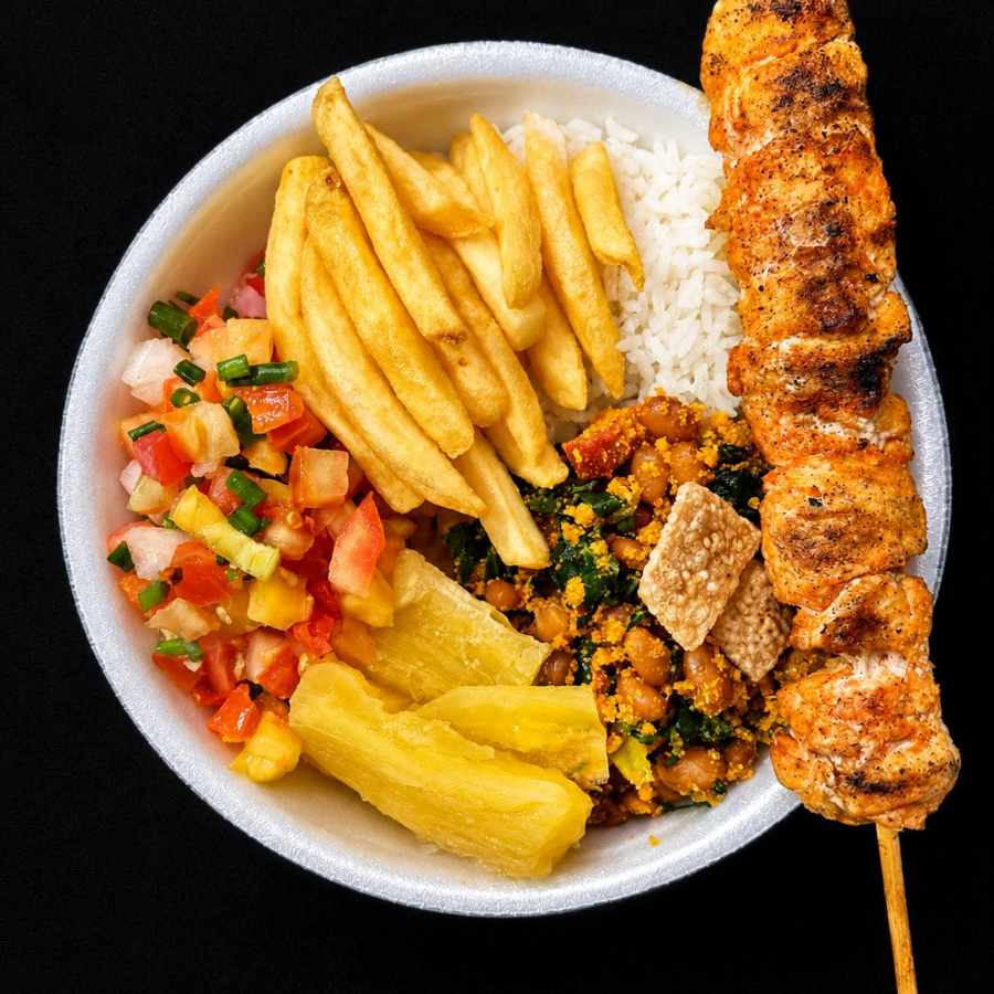 Arroz, feijão tropeiro ou caldo, vinagrete, mandioca, batata frita.