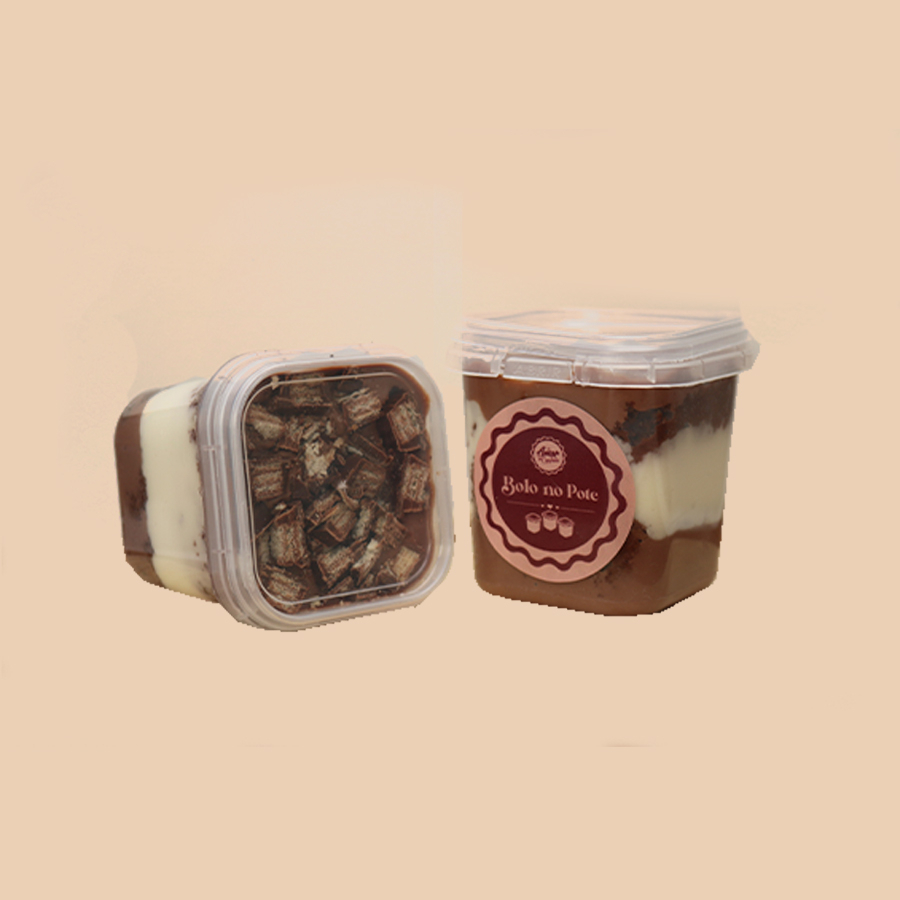 Bolinho de cacau intercalado com brigadeiro ao leite, brigadeiro de chocolate branco, pedacinhos de chocolate, cobertura de Nutella decorado com Kitkat.