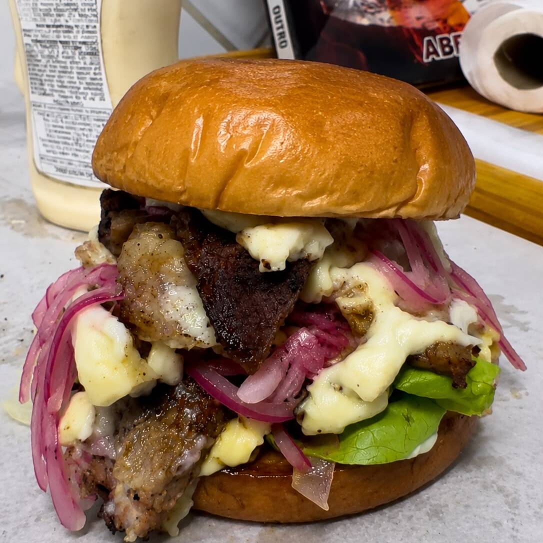 Pao Brioche, Ancho (defumado de verdade), catupiry ORIGINAL, picles de cebola rocha, alface, maionese de parmesão, acompanha batata chips