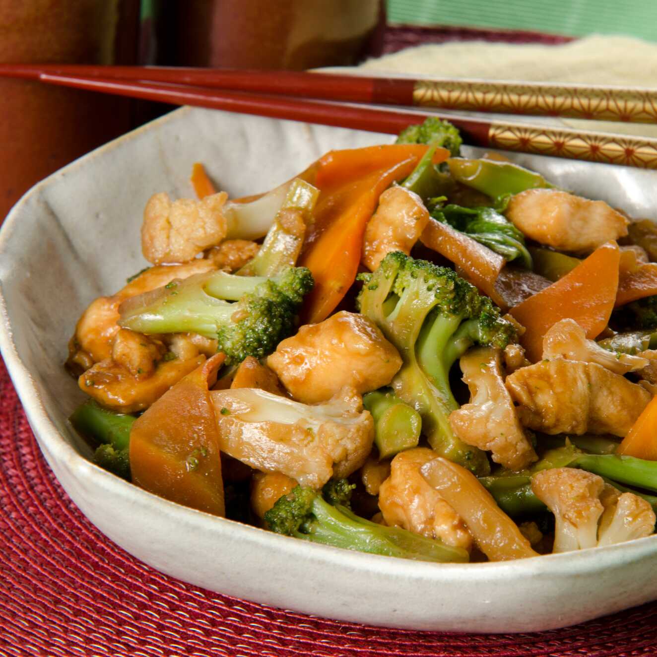 Frango, brócolis, couve-flor e cenoura temperado com nosso delicioso molho shoyu. Porções para 1 ou 2 pessoas com ou sem arroz.