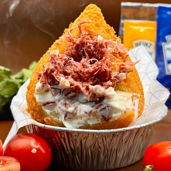 Deliciosa massa de batata com recheio de charque, cream cheese e empanada em farinha de pão japonesa.
----Tags------
bolos caseiro, quiches, sobremesas, bolo no pote, verrines, sobremesas de colher, salgados, coxinha, frete grátis, combos, promoção, mini bolo, croissant, pão de batata, pães, presente, camarão, frango, calabresa, sorvete, semifredo, entrega rápida, chocolate, maracujá, chocolatudo, docinho, doce, promoção, oferta, mini bolo, caseirinho, caseirinho de chocolate, banoffe, tart banoffe, deleite, Ninho, doce de leite, parmesão, banana, torta de banana, canela, torta, quiche, quatro queijos, gongonzola, Catupiry manjericão, caramelo salgado, bacon, bechamel, banana, crocante, tomate, caprese, requeijão, cremoso, temperado, pão, lanche, lanche rápido, coxinha, crocante, cream cheese, creme de queijo, pão delícia, queijo parmesão, charque