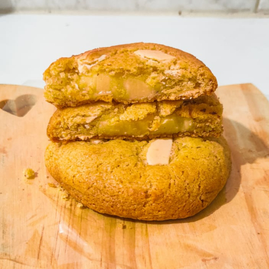 Essa versão do mês esta um espetáculo. Cookie (quentinho) macio e saboroso, com as bordinhas crocantes, sendo a massa amanteigada de maracujá, recheado com brigadeiro de maracujá. Te convido a experimentar.