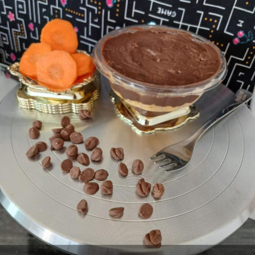 Delicioso bolo de pote sabor Cenoura, camadas generosas de bolo fofinho com brigadeiro  macio e cremoso, perfeito para uma sobremesa ou um lanche Especial. Pote 250 ml