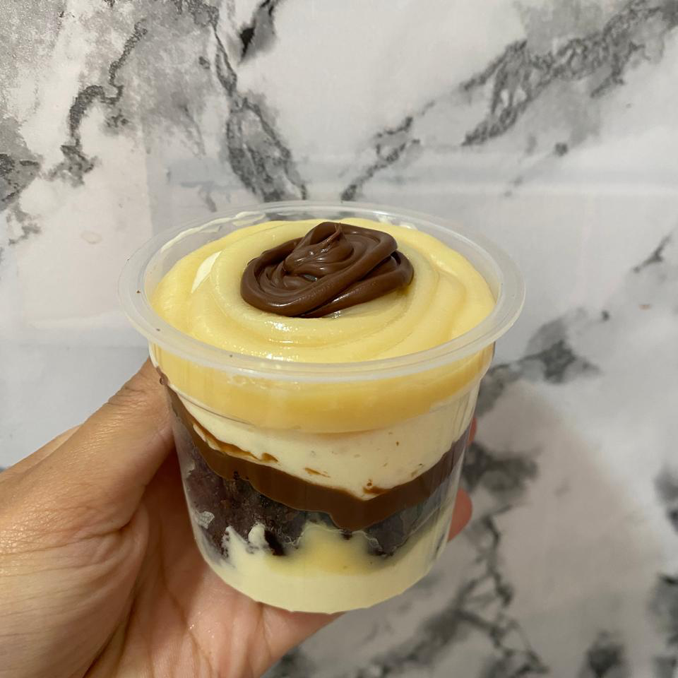 Mousse de leite ninho, brigadeiro cremoso de leite ninho, pedaços de Brownie finalizado com mousse e Nutella.
POTE DE 140ml